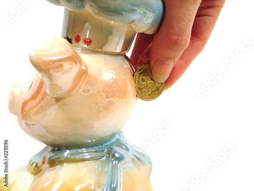 Konstfotografi hand put money in piggy ceramic bank for money over white backgr
