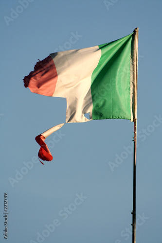 Photos bandiera italiana distrutta - broken italian flag