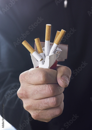 main et cigarettes photo