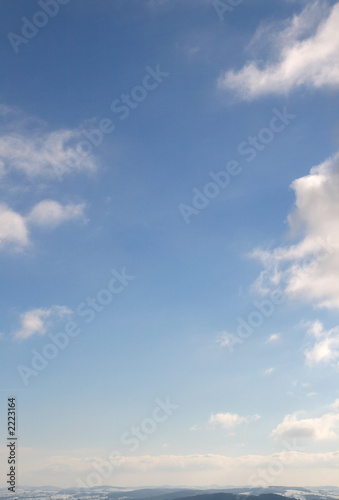 ciel bleu avec montagne