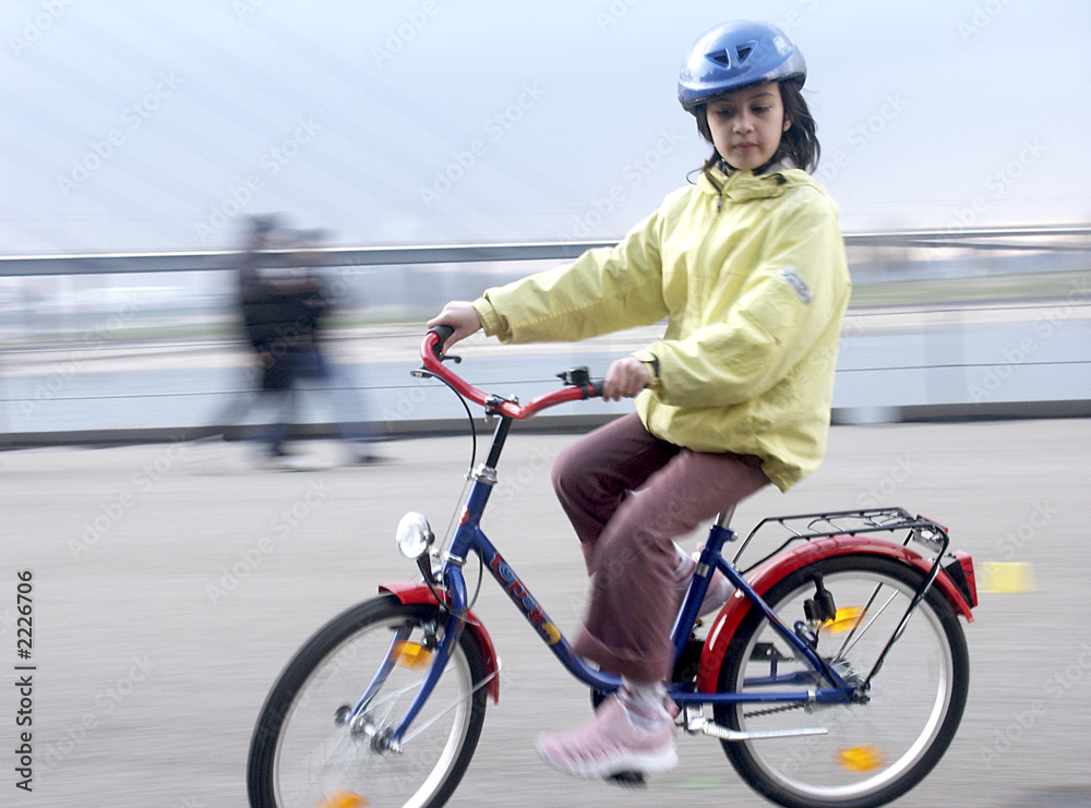 Obraz premium kind beim fahrad fahren