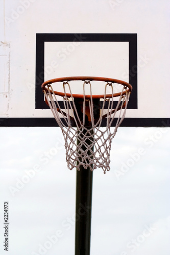 a basketball hoop with a net © Ana de Sousa