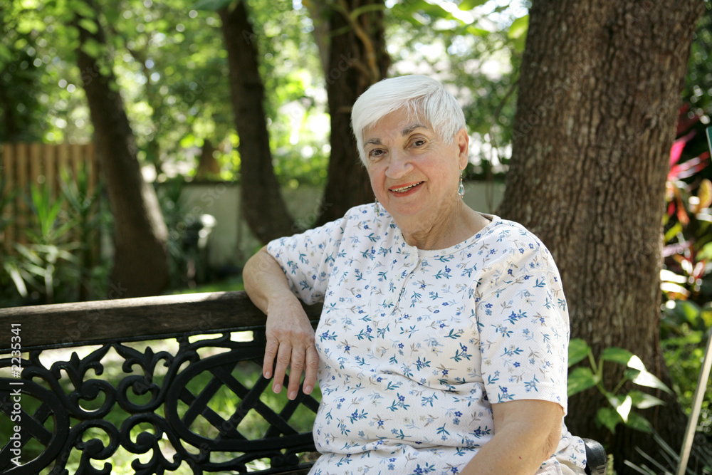 Как выглядят женщины 67 лет friendly senior in park фотография Stock Adobe Stock
