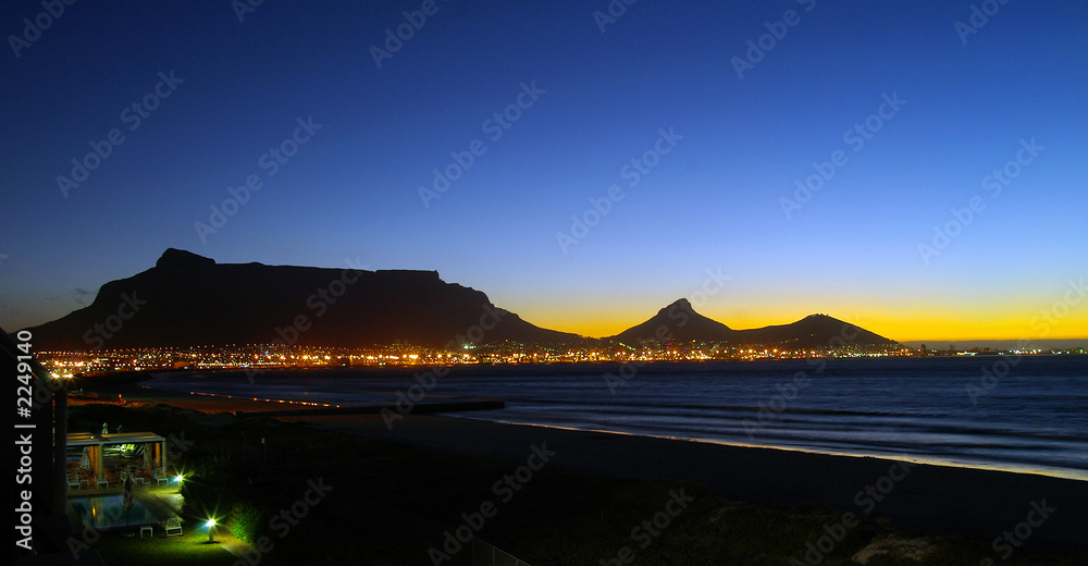 Naklejka premium kapsztad w nocy