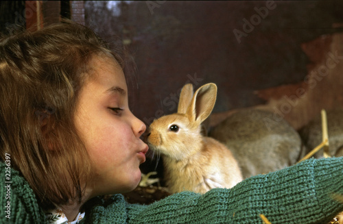 enfant et lapin