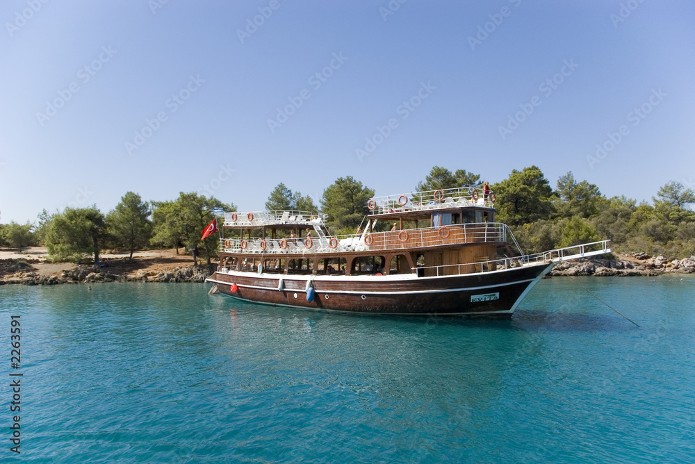 Naklejka premium yacht at paradise bay