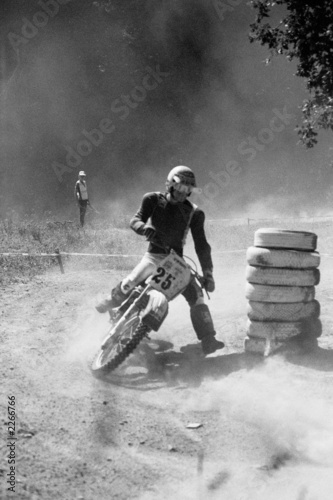 Motocross-Motorrad in schräger Kurvenlage photo