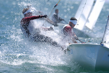 Fotobehang Zeilen Zeiler aan boord van jacht  © Sportlibrary