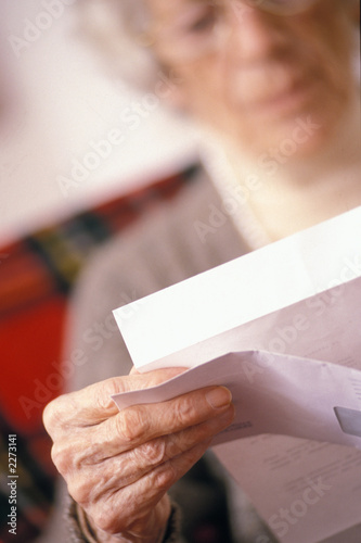 donna anziana legge una lettera photo