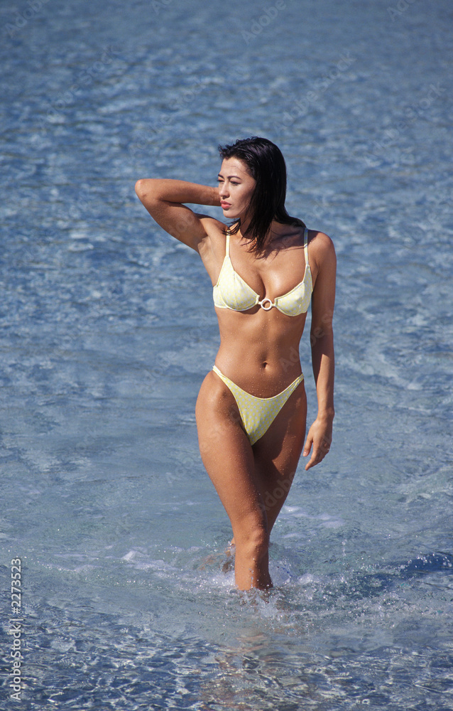 Obraz premium donna asiatica cammina nel mare