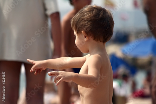 enfant montrant du doigt exposé au soleil © arkna