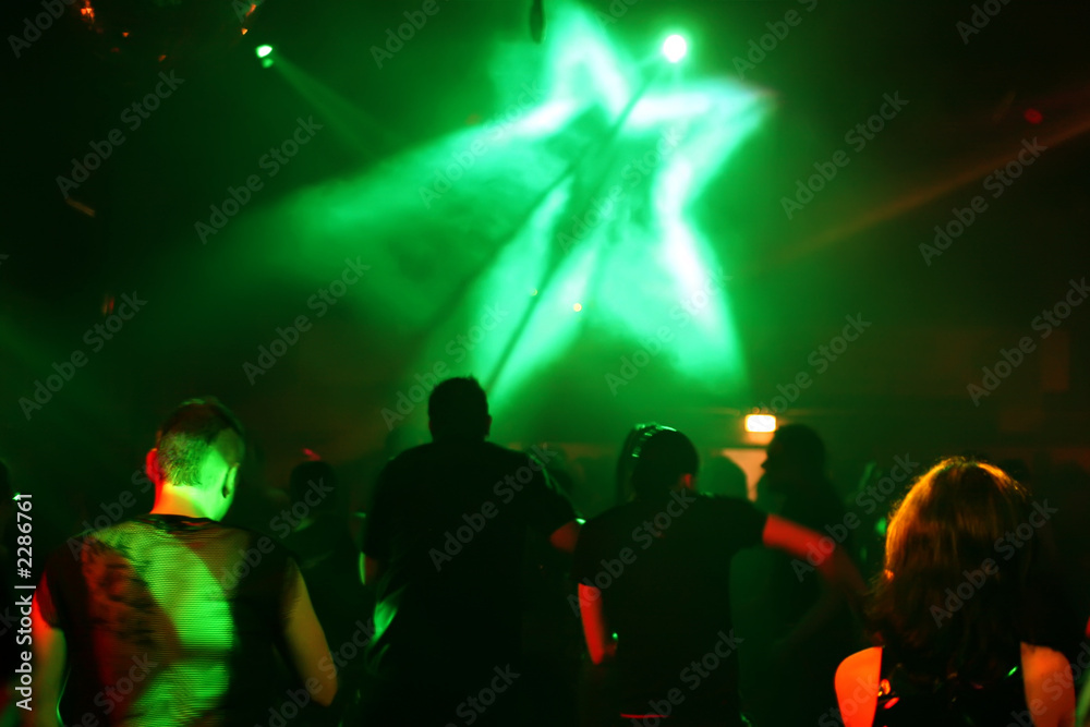 grüner stern (discolicht) und tanzende menschen