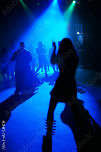 silhouetten von tanzenden menschen