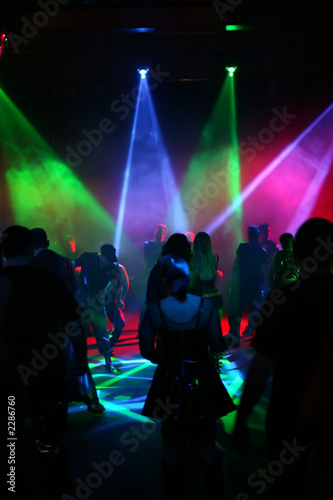 discotänzer im bunten lichterschein