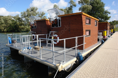schwimmendes ferienhaus