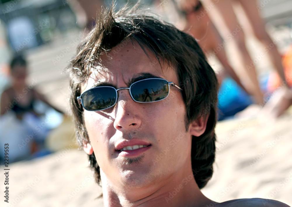 jeune homme avec lunettes de soleil bronzé plage Stock Photo | Adobe Stock