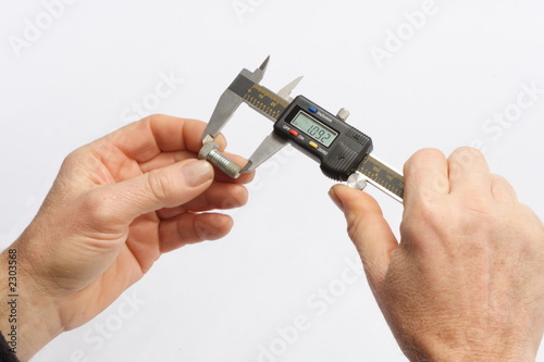 calipers measuring bolt