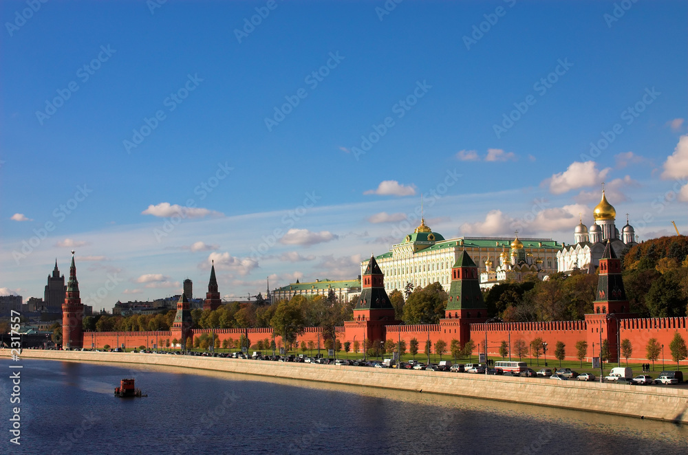 kremlin wall and moskva river