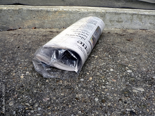 Billede på lærred newspaper - bagged on doorstep 2