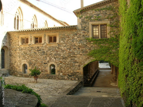 entrada al claustro secundario de poblet photo