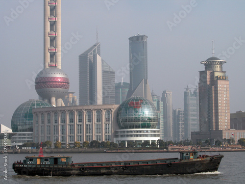 Foto peniche sur la riviere des perles a shanghai