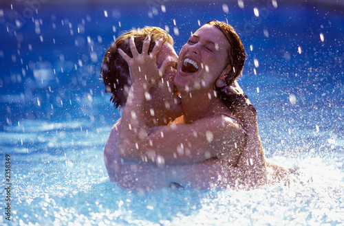 coppia in piscina photo