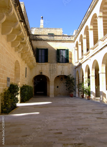 Fototapeta Naklejka Na Ścianę i Meble -  baroque palace courtyard