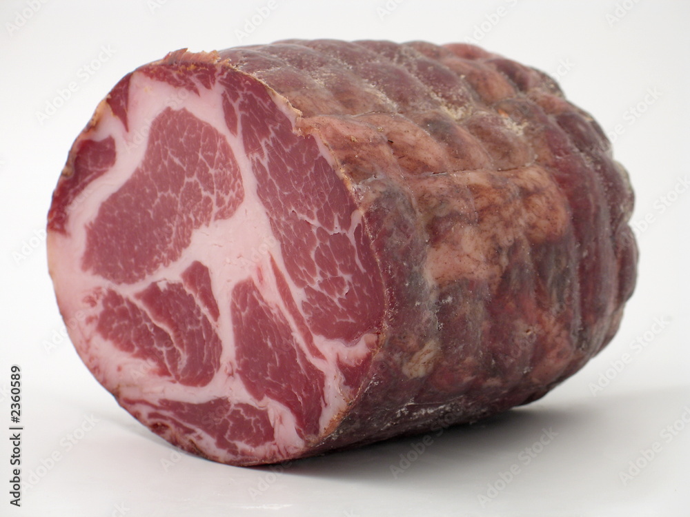 ein geschnittener Laib des italienischen Coppa-Schinkens freigestellt auf weißem Hintergrund ein geschnittener Laib des italienischen Coppa-Schinkens freigestellt auf weißem Hintergrund