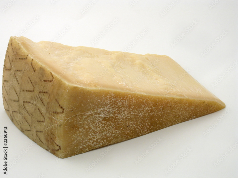 Stück des italienischen Hartkäse Grana Padano freigestellt auf einem weißen Hintergrund Stück des italienischen Hartkäse Grana Padano freigestellt auf einem weißen Hintergrund