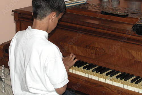 enfant jouant du piano photo
