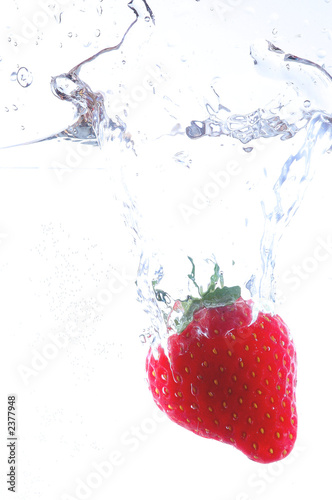 fraise tombant dans l eau