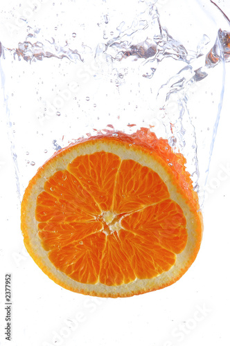 demie orange tombant dans de l'eau