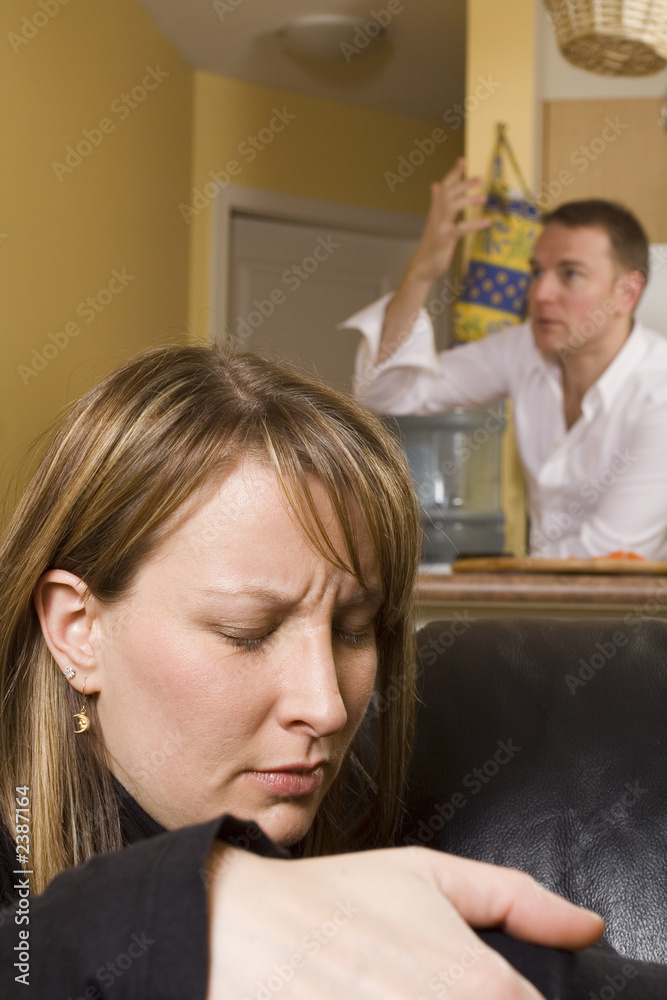 Obraz premium couple arguing in apartment