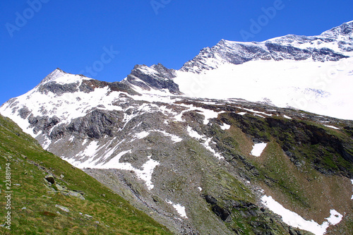 hochgebirge in den alpen © Momentum