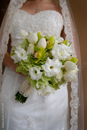 bride holding a bouquet
