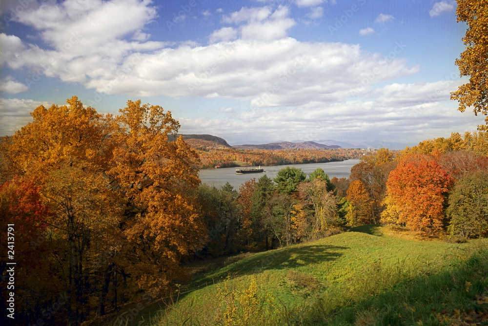 Obraz premium hudon river in the fall