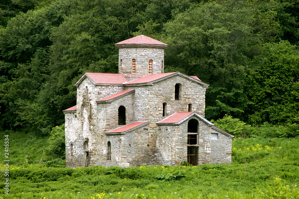 Obraz premium orthodox temple of 11 centuries in mountains of caucasus