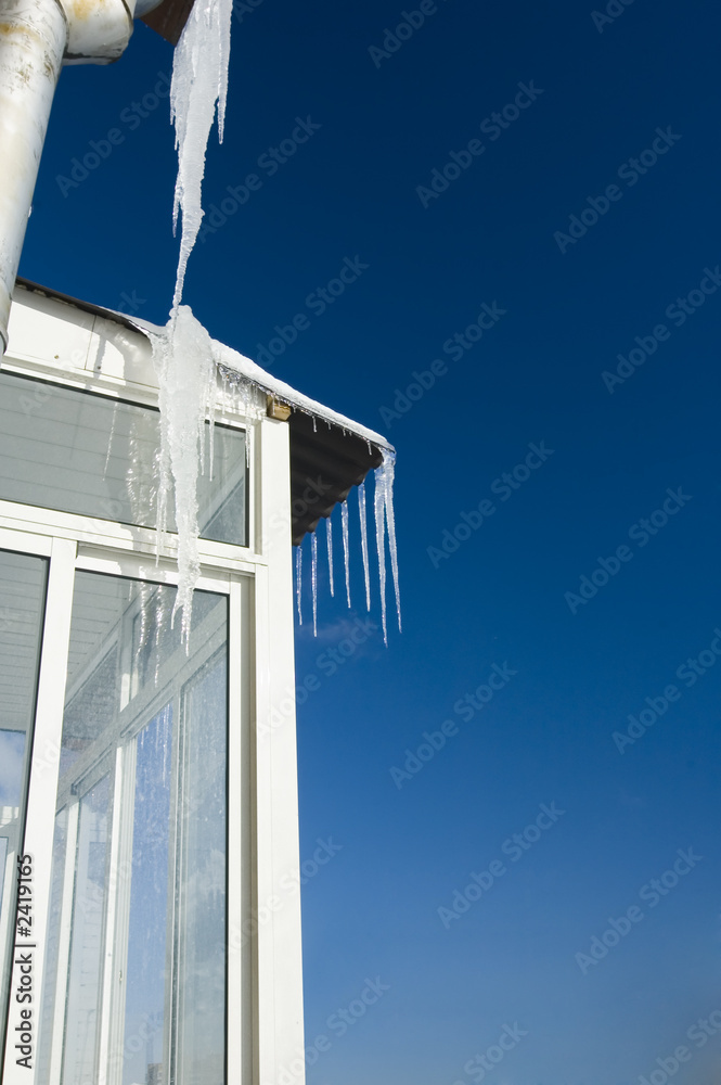 Obraz premium melting icicles against sky background