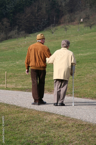 senioren beim spaziergang photo