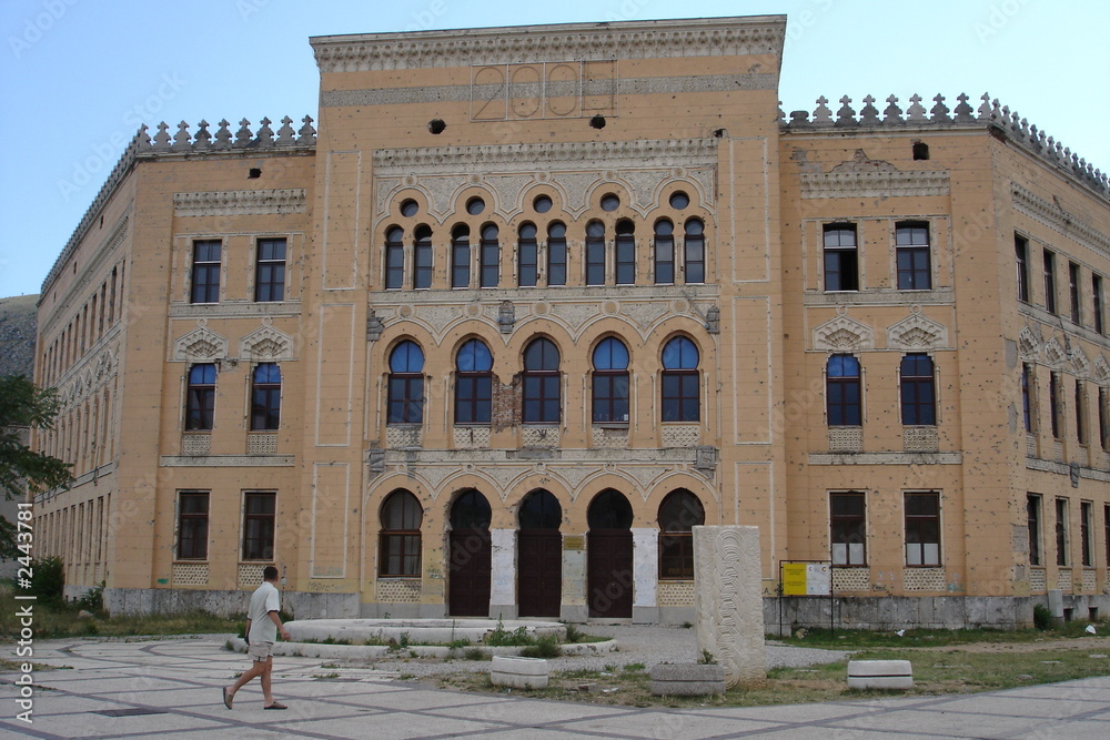 Obraz premium bâtiment mitraillé à mostar