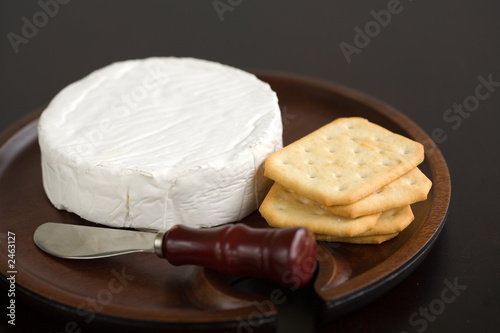 brie and crackers