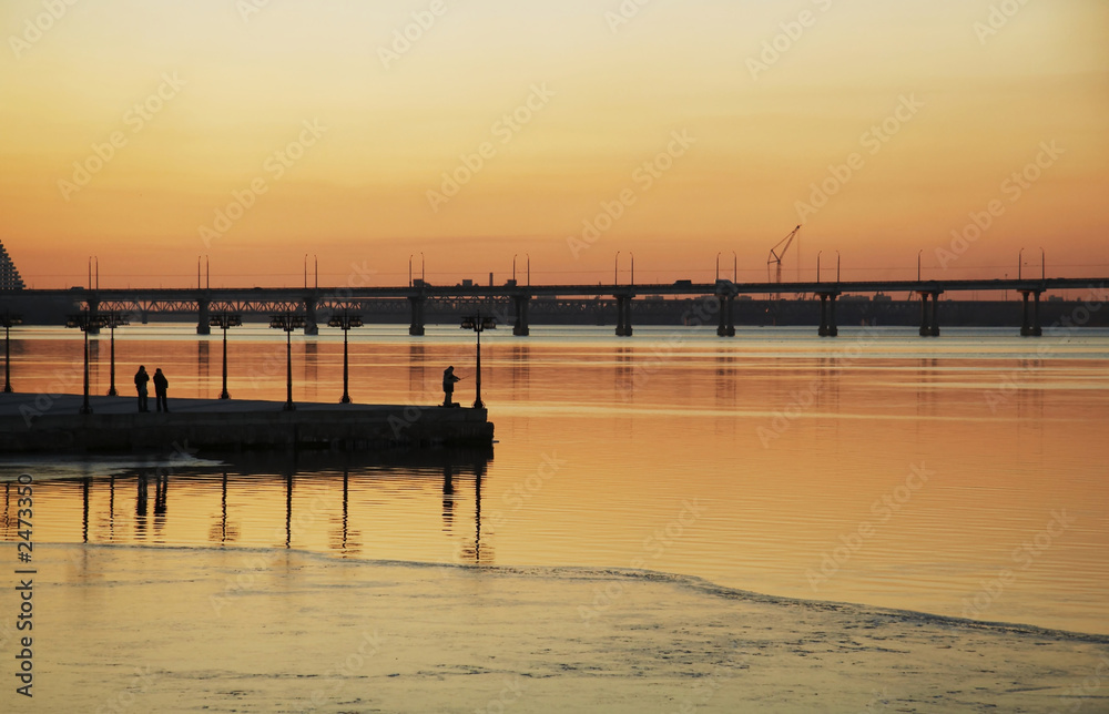 Obraz premium sunset on the city river