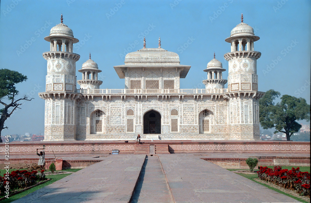 Obraz premium baby taj mahal in india