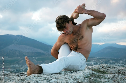 hathayoga: eka-pada-shirshasana