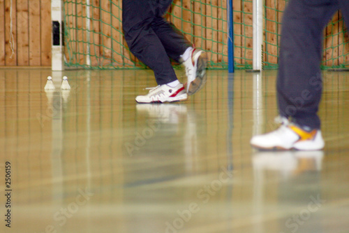 sportler beim training in turnhalle