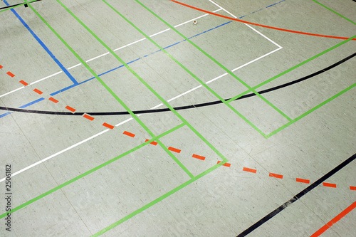 turnhalle mit spielfeldmarkierungen