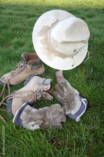 hat ,work boots