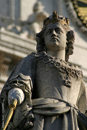 statue of queen anne