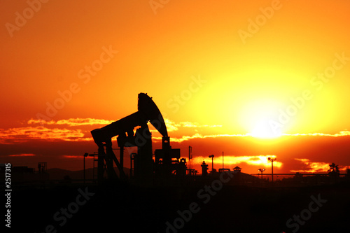 Valokuva sun and oil