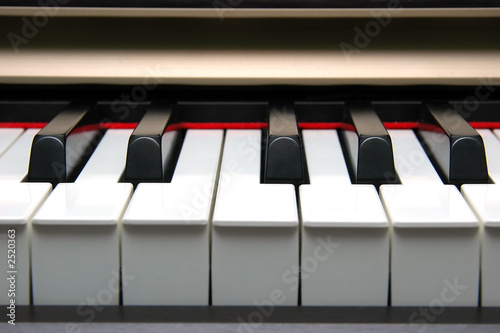 piano keyboard frontal